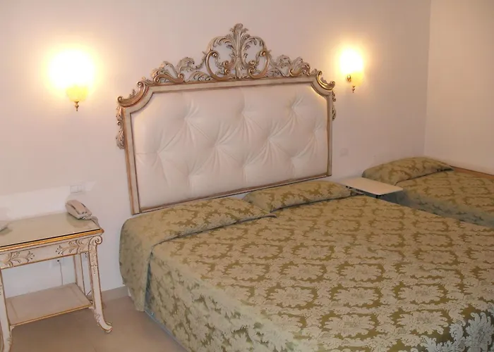 Residenza Due Torri check in presso HOTEL CENTRALE Vicolo Cattani 7 Bologna